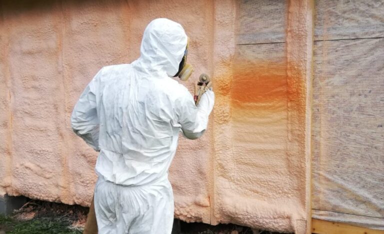 Aplikace měkké pěny EXY 09 do dřevostavby