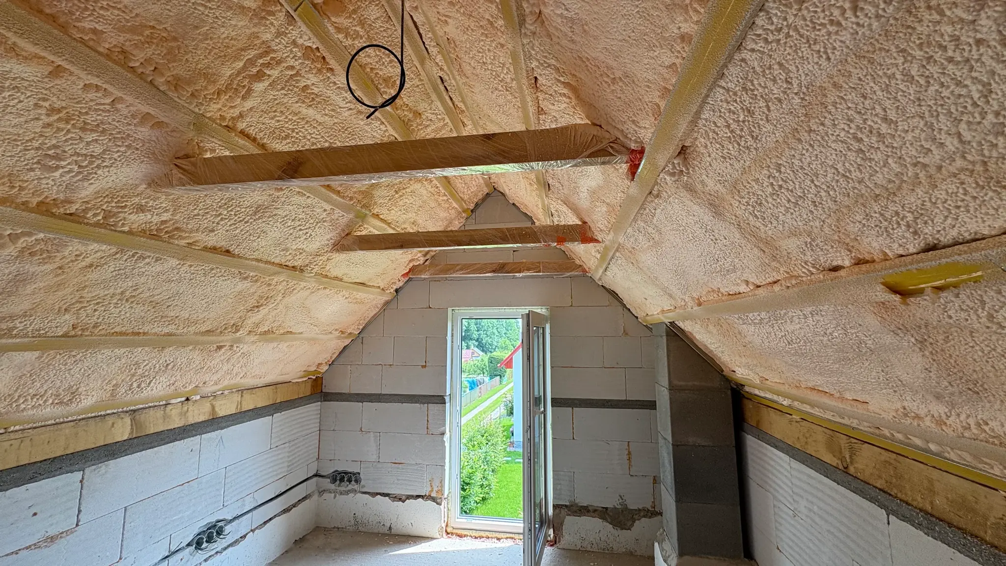 Stříkaná izolace podkroví chaty v Týnu nad Vltavou