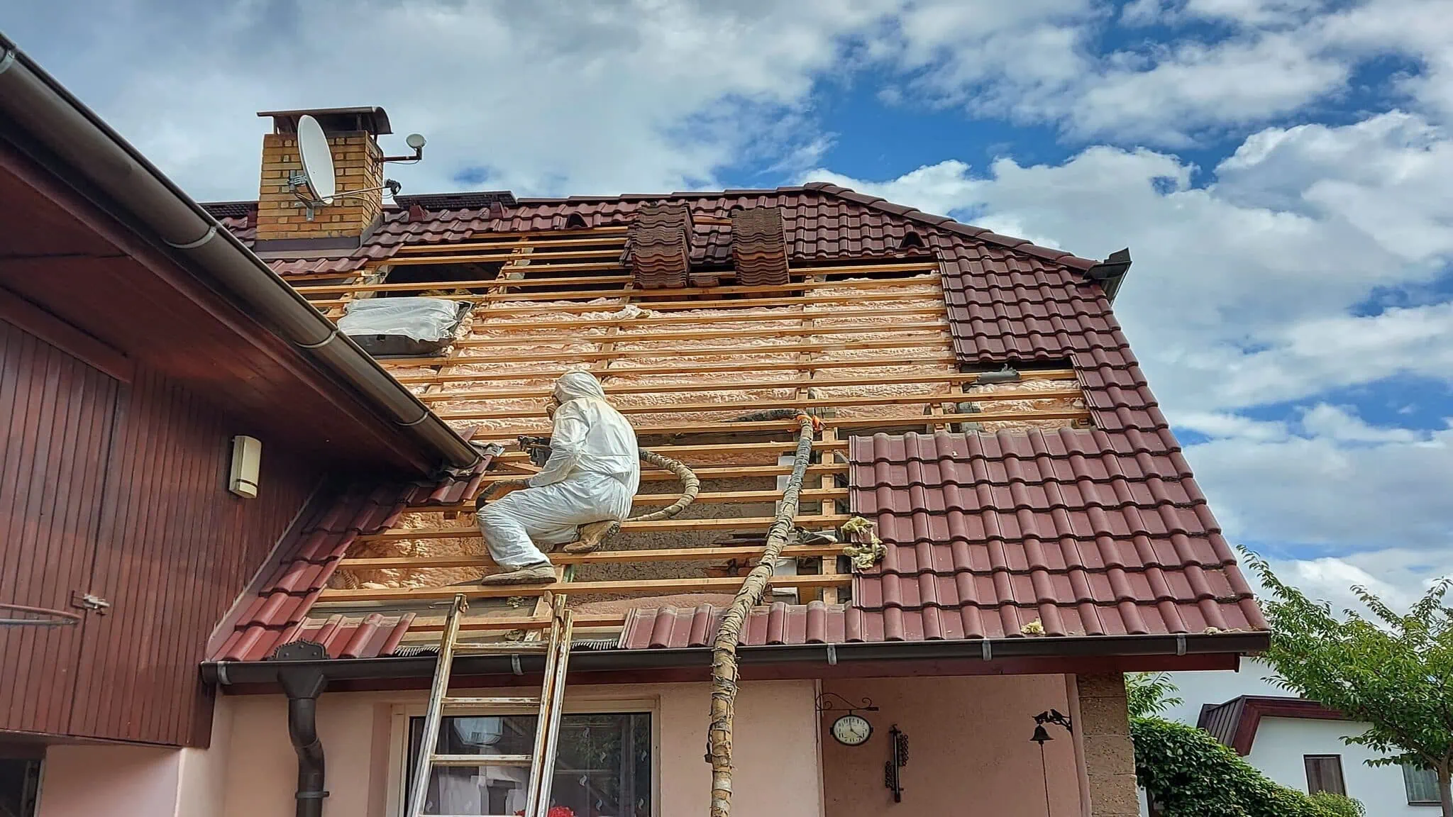 Zateplení střechy zvenku měkkou PUR pěnou