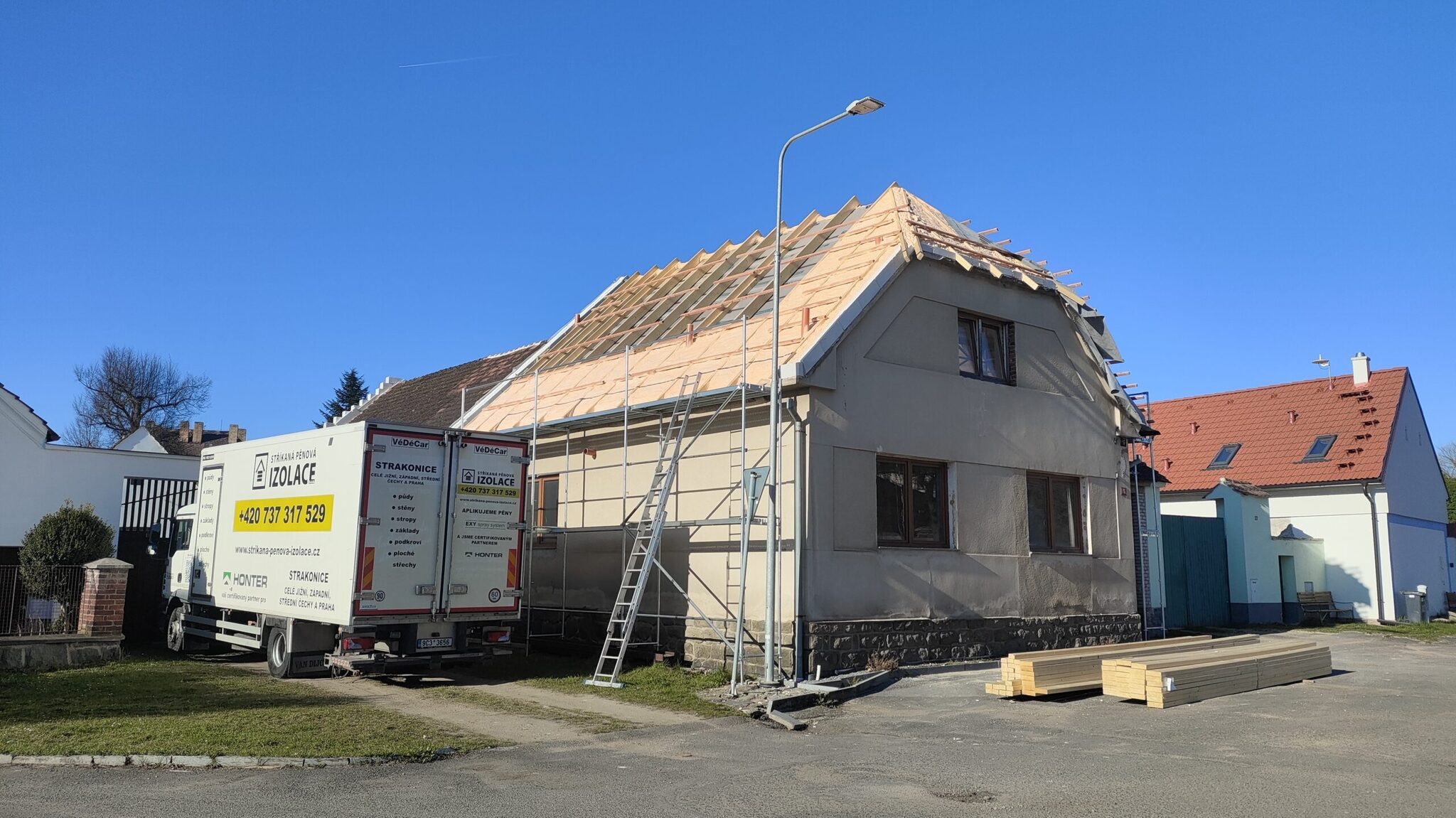 Aplikace pěnové izolace EXY 09+ na střechu z venkovní strany